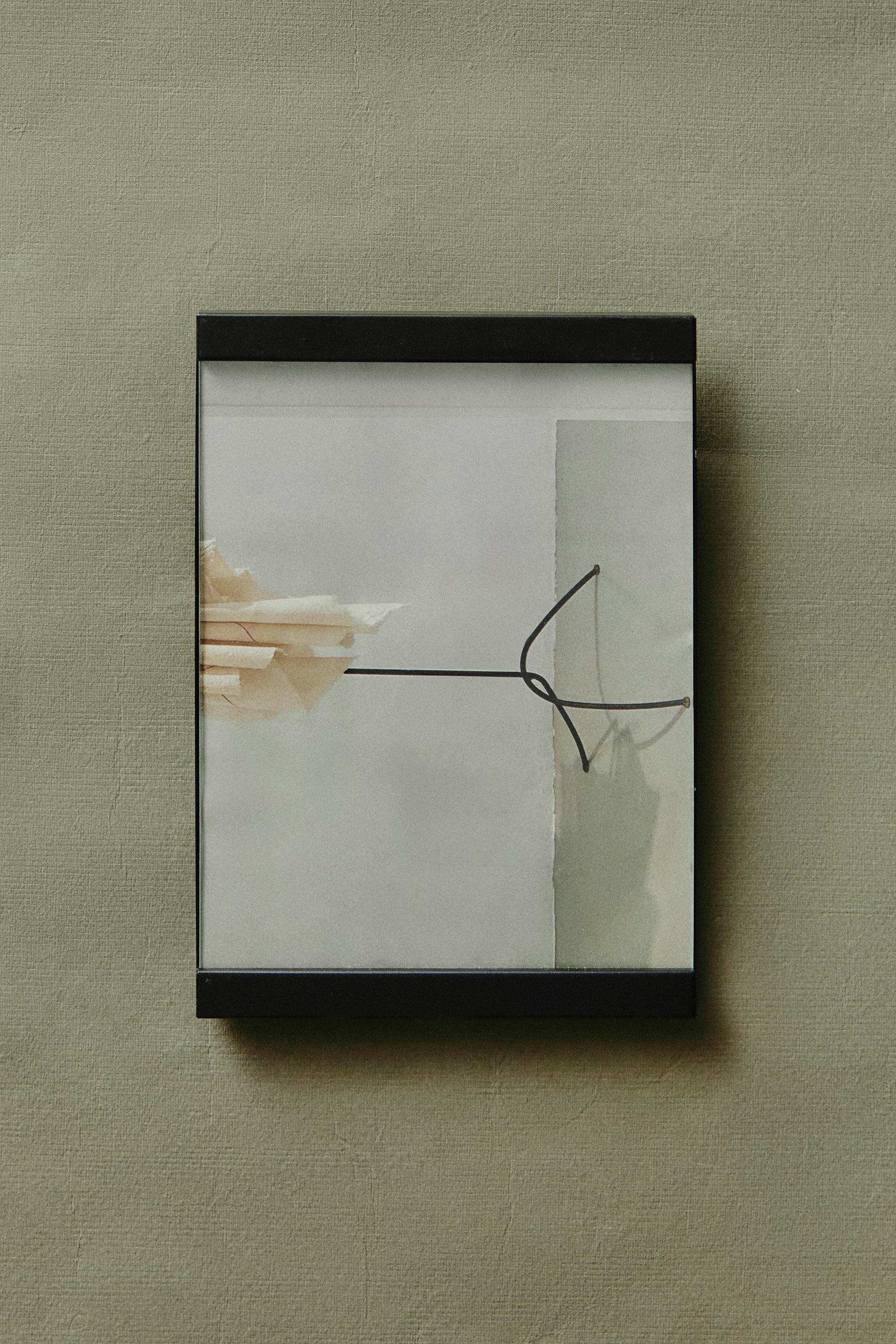 BLACK METAL PICTURE FRAME